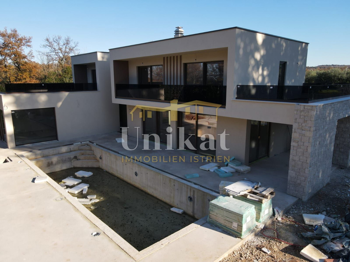 Moderna vrstna hiša s bazenom in pogledom na zelenje, Poreč